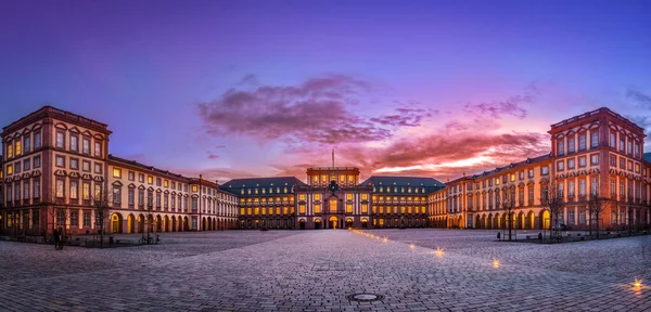 Mannheim, Almanya. 7 Şubat 2013. Mannheim 'daki Barok Sarayı' nın panoramik manzarası. Burada Üniversite ve Tarih Müzesi bulunmaktadır..