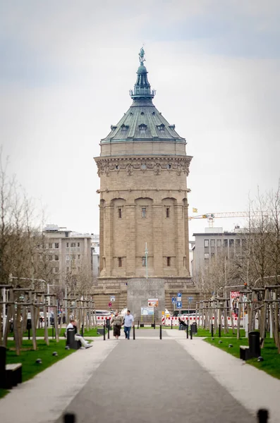 德国曼海姆 2013年4月16日 从Augustaanlage大街看到的标志性建筑 Wasserturm — 图库照片