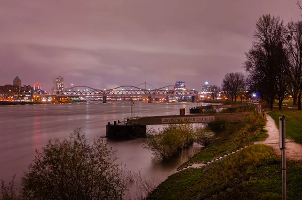 Mannheim Alemanha Novembro 2013 Vista Noturna Das Margens Rio Reno — Fotografia de Stock