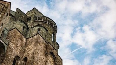 San Michele Manastırı. Sant 'Ambrogio, İtalya. 10 Ekim 2020. İtalya 'nın kuzeybatısındaki Pirchiriano Dağı' ndaki antik San Michele Manastırı 'nın (12. yüzyıl) ön cephesinin hızlandırılmış videosu..
