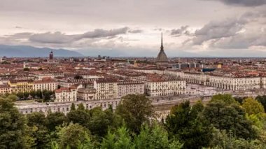 Torino, İtalya. 4 Ekim 2020. Benin kubbesi, Piazza Vittorio Veneto trafiği ve I. Vittorio Emanuele köprüsü ile Torino şehir merkezinin genel öğleden sonra görüntüsü..