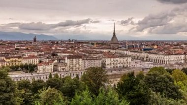 Torino, İtalya. 4 Ekim 2020. Benin kubbesi, Piazza Vittorio Veneto trafiği ve I. Vittorio Emanuele köprüsü ile Torino şehrinin genel öğleden sonra görüntüsünü yakınlaştır.