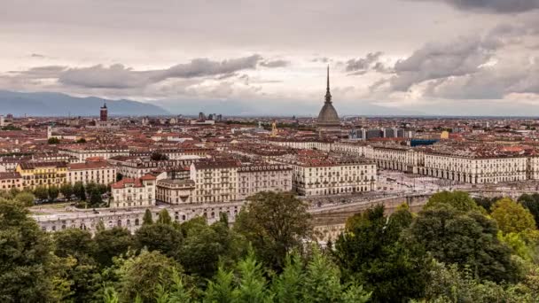 意大利都灵 2020年10月4日 都灵市中心的一般下午景观与鼹鼠圆顶 维托里奥 维尼托广场和维托里奥 埃马努埃莱一世桥交通的时间差 — 图库视频影像