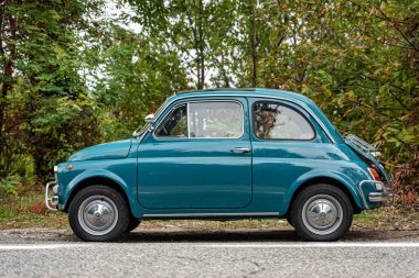 Avigliana, İtalya. 10 Ekim 2020. Torino 'daki Pirchiriano Dağı' na giden yol boyunca park edilmiş mavi deniz renginde klasik FIAT 500L 'nin yan görüntüsü.