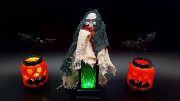 Realtidsvideo Halloween Grejer Sammansättning Med Flying Witch Gammal Svart Lykta — Stockvideo