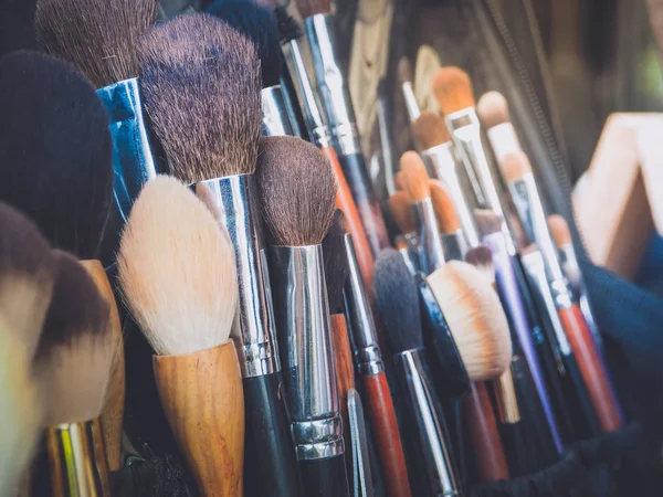 Güzellik ve moda için çeşitli makyaj fırçaları. Seçici odak.
