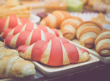 Lezzetli çilek aromalı kruvasan. Kapatmak yukarıya ve seçici odak.