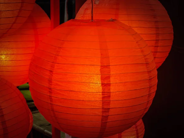 Lanternas Vermelhas Escuridão Lanternas Japonesas Chinesas Fechar Foco Seletivo — Fotografia de Stock