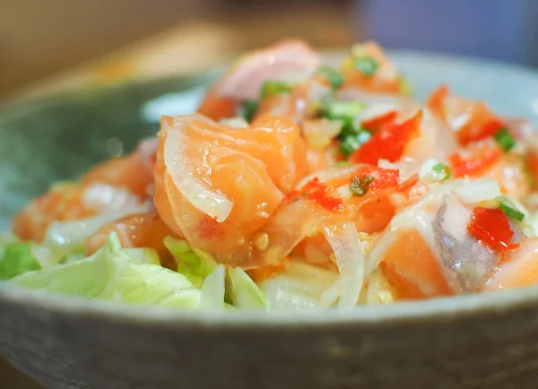 Ensalada Picante Salmón Japón Con Jugo Limón Hierbas Chile Fresco — Foto de Stock