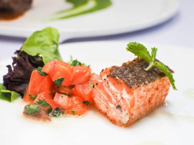 Taze somon balığı somon steak beyaz tabaklarda servis.