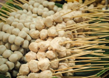 Haşlanmış Dana köfte şiş Satılık hazır üzerinde.