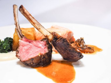 Gurme kaburga sığır eti biftek beyaz plaka üzerinde hizmet vermeye hazır.