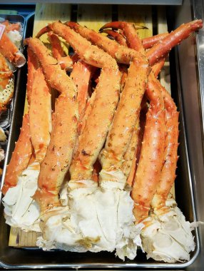 Deniz ürünleri pazarında, Japonya Hokkaido buharda pişmiş yengeç bacakları sattı. 