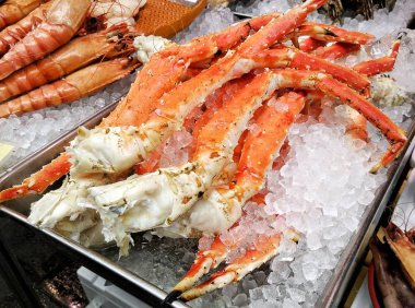 Deniz ürünleri pazarında, Japonya Hokkaido buharda pişmiş yengeç bacakları sattı. 