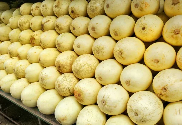 Biologische Cantaloupe Meloenen Gestapeld Tafel Koop Bij Lokale Markt Bangkok — Stockfoto