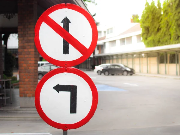 Geen Passerende Verkeer Teken Sla Linksaf Bij Openbare Parkeerplaats — Stockfoto