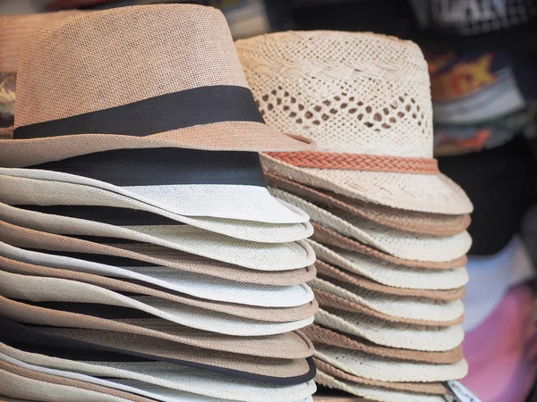 Erkekler Bayanlar Satılık Alışveriş Caddesi Üzerinde Güzel Şapka Grup — Stok fotoğraf