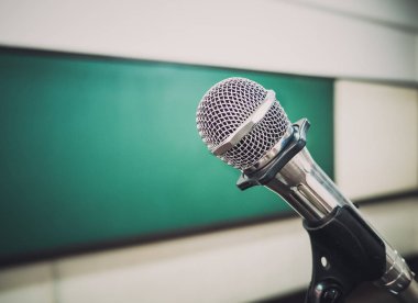 Mikrofon sınıf veya toplantı odasında kapatın. (mikrofon, karaoke, müzik )