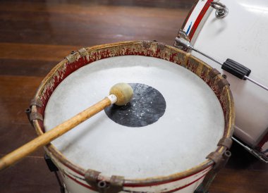 Retro vurmalı müzik aleti. Davul sopa ile askeri davul (bas davul).