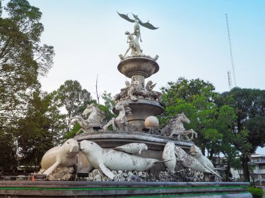 Trang, Tayland. 10 Ekim 2018: Trang, Tayland. Dolambaçlı heykel dugongs (kimlik Trang Memorial) il ana sembolüdür. Andaman Denizi dünya güzel sualtı manzaraları ile illerde.