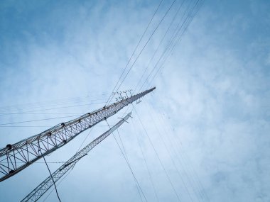 Mavi bir gökyüzü karşı yüksek radyo dalgası iletimi kuleleri.