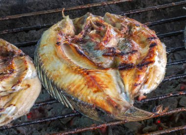 Sokak gıda, kömür ızgara balık. Bangkok, Tayland.