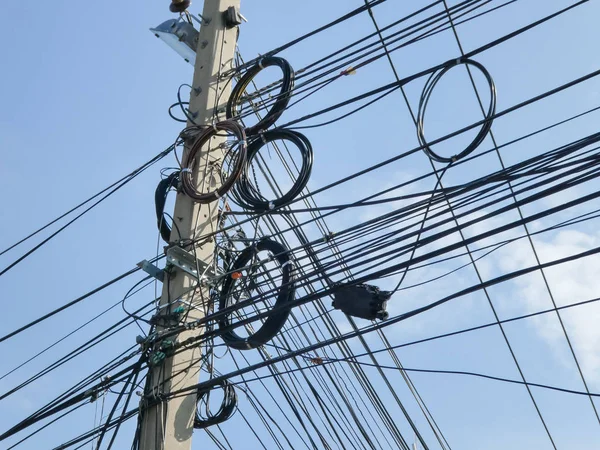 Bangkok, Tayland 'ın her caddesinde kablo ve kablo kaosu.