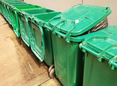 Yeşil plastik Geri Dönüşüm Kutusu'nu satırlarının. Görüntü çevre kavram. 