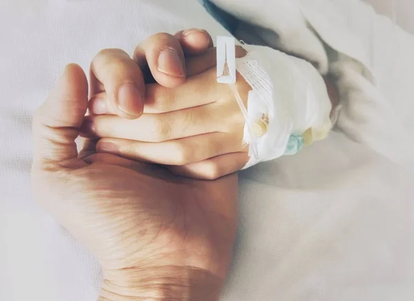 Рука Руку Родители Держат Ребенка Руку Завернутую Марлю Поддержки Больнице — стоковое фото