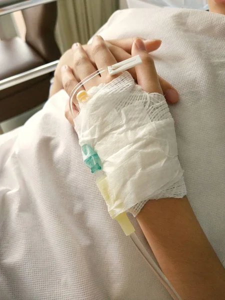 Rękę Dziecko Owinięte Gazą Wsparcie Szpitalu — Zdjęcie stockowe