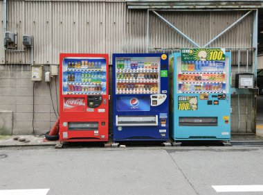Osaka, Japonya - 8 Nisan 2017: Otomatik satış makineleri sıcak ve soğuk içecekler için. Bütün bunlar Osaka, Japonya'da çok popüler kolayca bulabilirsiniz.