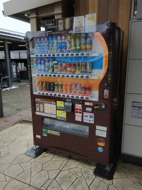 Nagoya, Japonya-8 Nisan 2019: sıcak ve soğuk içecekler için otomatik otomatlar. Kolayca tüm hangi Japonya 'da çok popüler olduğunu bulabilirsiniz. -Görüntü 