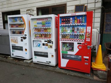 Nagoya, Japonya-8 Nisan 2019: sıcak ve soğuk içecekler için otomatik otomatlar. Kolayca hangi Japonya 'da çok popüler olan tüm bulabilirsiniz.  