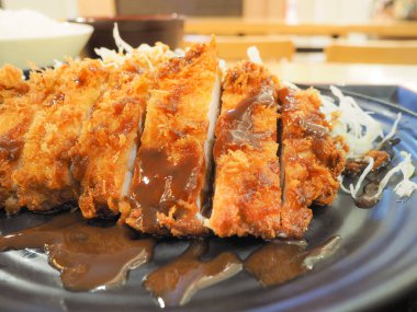 Tonkatsu (derin kızarmış domuz pirzolası) Japon çanak pirinç kase ile servis.