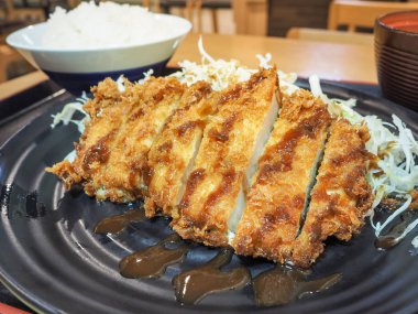 Tonkatsu (derin kızarmış domuz pirzolası) Japon çanak pirinç kase ile servis.