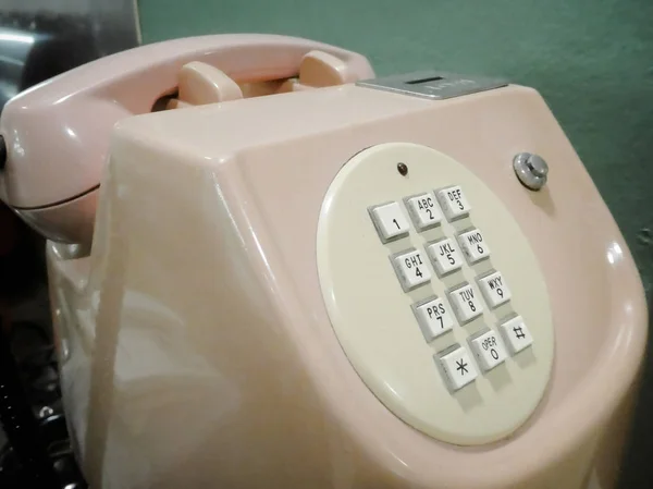 复古经典粉红色电话 旧音电话 — 图库照片