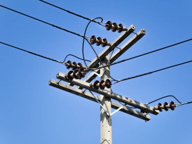 Bangkok, Tayland 'da elektrik transformatörleri ve elektrik kabloları olan elektrik direği.