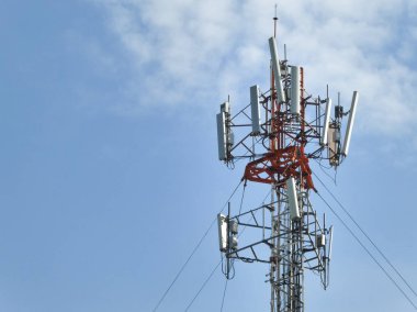 LTE, GSM, 2G, 3G, 4G, 5G hücresel iletişim kulesi. Telekomünikasyon kulesi bulutlu mavi gökyüzüne karşı.