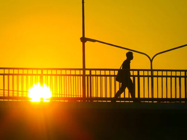 Silhueta Pessoas Cidade Desconhecidas Que Atravessam Viaduto Com Pôr Sol — Fotografia de Stock