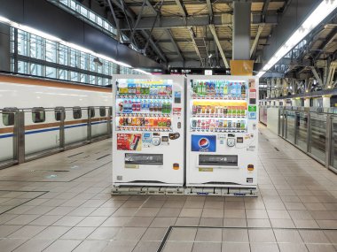 Kanazawa, Japonya - 10 Nisan 2019: Jr Shinkansen istasyonuna yerleştirilen sıcak ve soğuk içecekler için otomatik otomatlar. Kolayca Japonya'da çok popüler olan tüm bulabilirsiniz. Bir Shinkansen istasyonunun içinde.