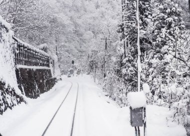 Demiryolu rayları üzerinde kar fırtınası ve zayıf görünürlük. Toyama city, Japonya'da kış sezonu.