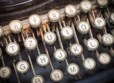 Eski moda daktilo makinesini kapatın. Kavramsal resim yayınlama, blog yazma, yazar veya yazma.