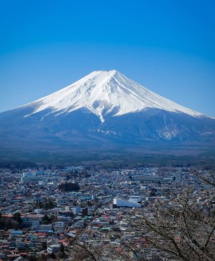 Fujiyoshida Fuji Dağı Manzara. Fuji ünlü doğal dönüm noktası ve Japonya'nın en yüksek dağ.