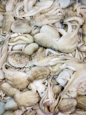 Deniz ürünleri pazarında, ahtapot veya kalamar çiğ deniz ürünleri satmak için hazırlanan taze mermer ahtapot. 