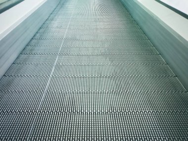 Alışveriş merkezinde elektronik sistem hareketli veya Modern yürüyen merdiven. Boş yürüyen merdiven.