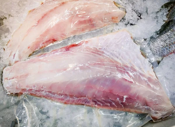 超市里 白色的鲈鱼鱼片在冰上出售 — 图库照片