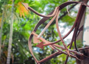 Keskin oklar ile Rusty metal çit, eski paslı çelik Gate yakın. 