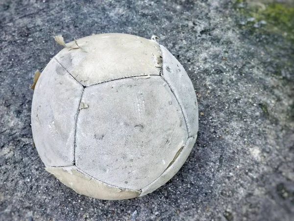 Futebol Velho Deitar Chão Parque Infantil — Fotografia de Stock