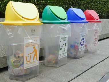 Bangkok, Tayland- 17 Haziran 2019 : Renkli Geri Dönüşüm Kutuları Bangkok, Tayland'da Geri Dönüşüm Malzemeleri Koleksiyonu için.