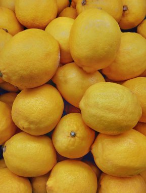 Taze sarı limonlar. Süpermarkette taze limon meyve satışı Lots.
